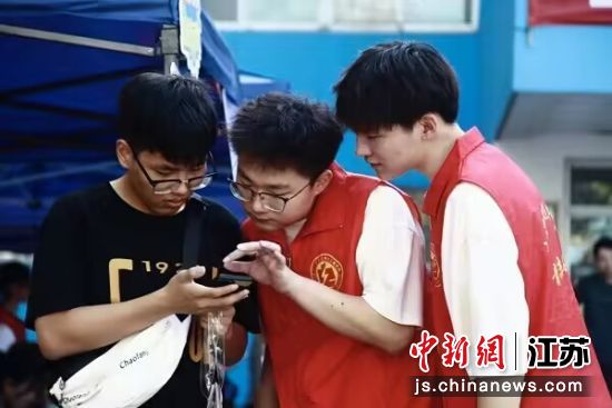 志愿者为新生办理入学手续 南京工程学院供图